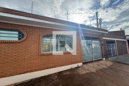 Casa para alugar com 250m², 3 quartos e 3 vagas Casa para alugar com 250m², 3 quartos e 3 vagasFachada