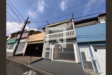 Fachada + plaquinha  de casa para alugar com 4 quartos, 240m² em Parque Gerassi, Santo André