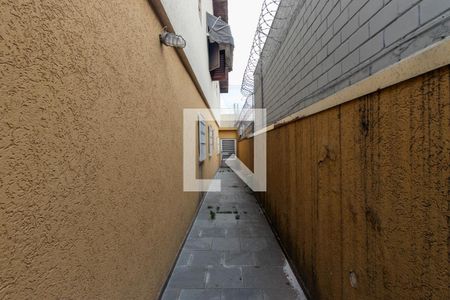 Casa à venda com 200m², 3 quartos e 2 vagas Casa à venda com 200m², 3 quartos e 2 vagasCorredor externo