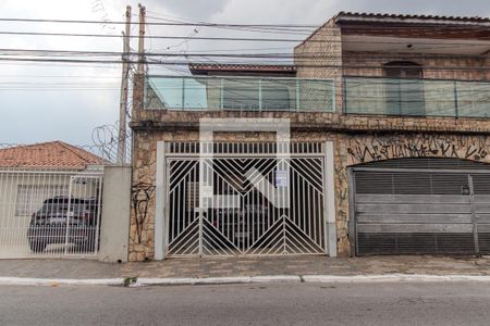 Casa à venda com 200m², 3 quartos e 2 vagas Casa à venda com 200m², 3 quartos e 2 vagasFachada