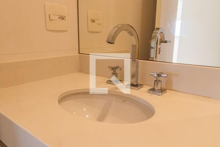 Apartamento à venda com 96m², 2 quartos e 3 vagasBanheiro da Suíte 2