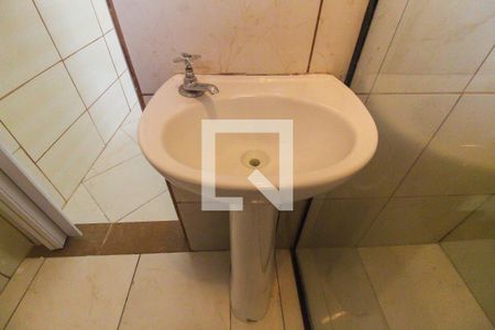 Banheiro de casa para alugar com 1 quarto, 23m² em Conjunto Residencial José Bonifácio, São Paulo