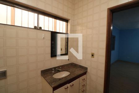 Casa à venda com 300m², 3 quartos e 3 vagasBanheiro da Suíte 2