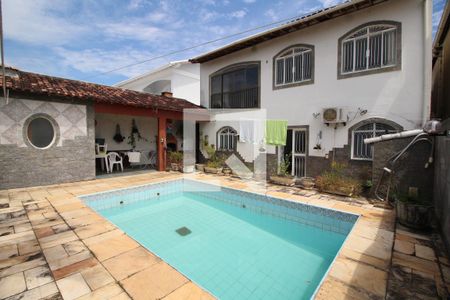 Casa de condomínio à venda com 275m², 3 quartos e 2 vagasFundos