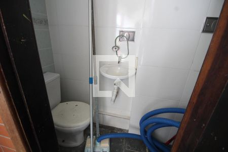 Casa de condomínio à venda com 275m², 3 quartos e 2 vagasBanheiro de Serviço