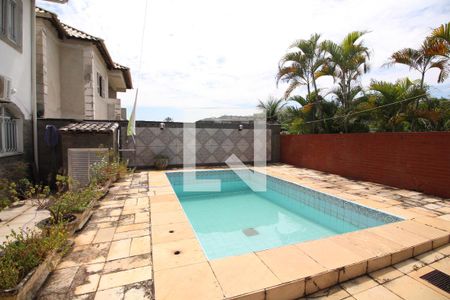 Casa de condomínio à venda com 275m², 3 quartos e 2 vagasPiscina