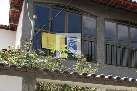 Casa de condomínio à venda com 275m², 3 quartos e 2 vagasFachada com Placa Quinto Andar