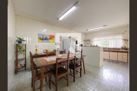 Casa à venda com 225m², 4 quartos e 3 vagas Casa à venda com 225m², 4 quartos e 3 vagasCopa