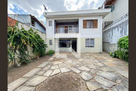 Casa à venda com 225m², 4 quartos e 3 vagas Casa à venda com 225m², 4 quartos e 3 vagasÁrea Externa