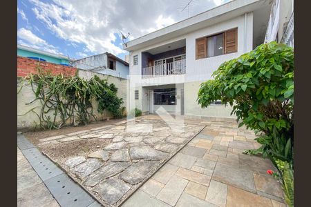 Casa à venda com 225m², 4 quartos e 3 vagas Casa à venda com 225m², 4 quartos e 3 vagasÁrea Externa