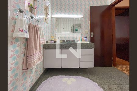 Casa à venda com 225m², 4 quartos e 3 vagas Casa à venda com 225m², 4 quartos e 3 vagasBanheiro Social