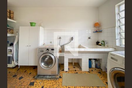 Casa à venda com 225m², 4 quartos e 3 vagas Casa à venda com 225m², 4 quartos e 3 vagasÁrea de Serviço