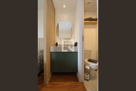 Banheiro de kitnet/studio para alugar com 1 quarto, 24m² em Paraíso, São Paulo