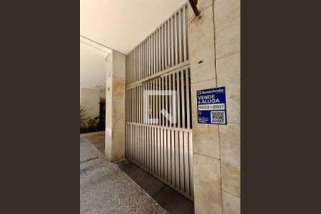 Apartamento para alugar com 181m², 3 quartos e 1 vagaFachada com cartaz QA