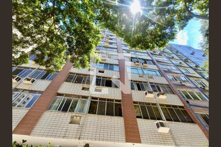 Apartamento para alugar com 181m², 3 quartos e 1 vagaFachada com cartaz QA