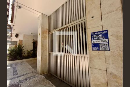 Apartamento para alugar com 181m², 3 quartos e 1 vagaFachada com cartaz QA