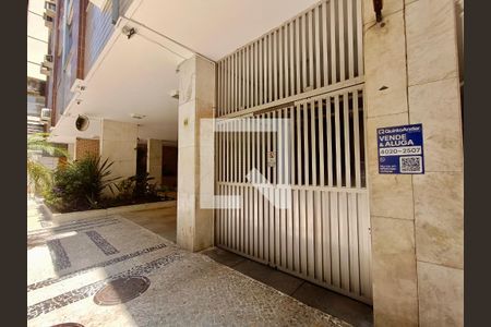 Apartamento para alugar com 181m², 3 quartos e 1 vagaFachada com cartaz QA