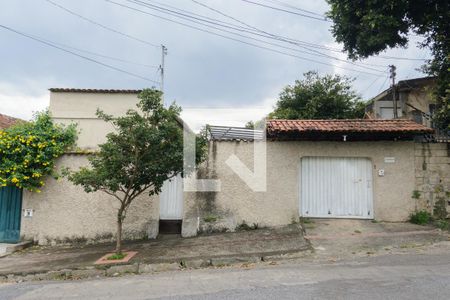 Casa à venda com 130m², 3 quartos e 7 vagas Casa à venda com 130m², 3 quartos e 7 vagasFachada