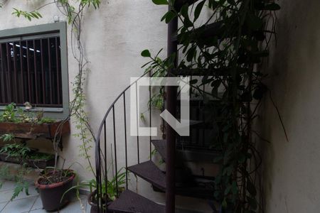 Casa à venda com 139m², 3 quartos e 4 vagasEscada Externa