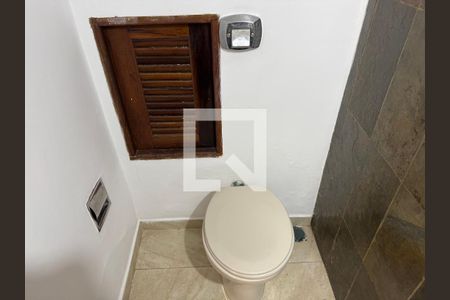Casa de condomínio para alugar com 300m², 3 quartos e 3 vagasLavabo