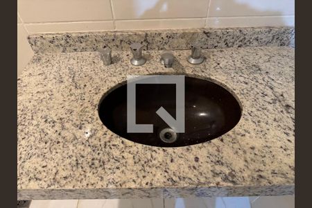 Casa de condomínio para alugar com 300m², 3 quartos e 3 vagasSuíte - Banheiro