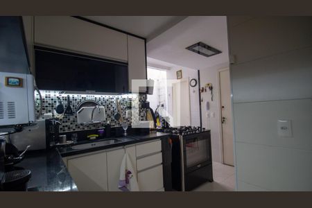 Apartamento à venda com 200m², 3 quartos e 2 vagas Apartamento à venda com 200m², 3 quartos e 2 vagasCozinha e Área de Serviço