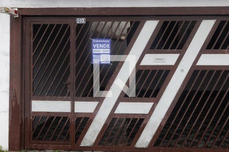 Casa à venda com 135m², 3 quartos e 2 vagasFachada + plaquinha