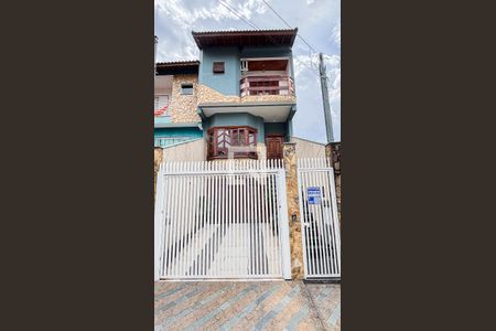 Casa à venda com 315m², 3 quartos e 4 vagas Casa à venda com 315m², 3 quartos e 4 vagasFachada e placa