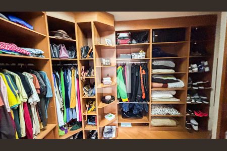 Casa à venda com 315m², 3 quartos e 4 vagas Casa à venda com 315m², 3 quartos e 4 vagasCloset da suíte 1