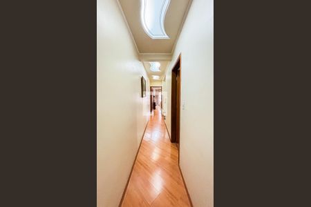 Casa à venda com 315m², 3 quartos e 4 vagas Casa à venda com 315m², 3 quartos e 4 vagasCorredor