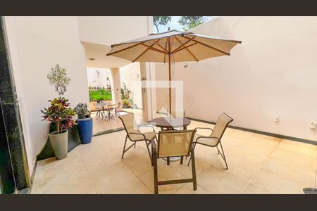 Casa à venda com 317m², 4 quartos e 4 vagas Casa à venda com 317m², 4 quartos e 4 vagasÁrea comum