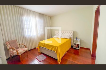 Casa à venda com 317m², 4 quartos e 4 vagas Casa à venda com 317m², 4 quartos e 4 vagasQuarto 4