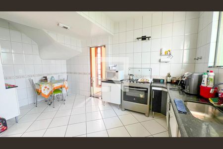 Casa à venda com 317m², 4 quartos e 4 vagas Casa à venda com 317m², 4 quartos e 4 vagasCozinha