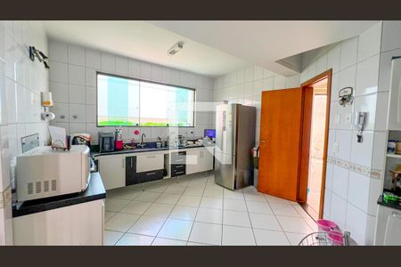 Casa à venda com 317m², 4 quartos e 4 vagas Casa à venda com 317m², 4 quartos e 4 vagasCozinha