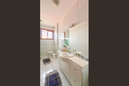 Casa à venda com 317m², 4 quartos e 4 vagas Casa à venda com 317m², 4 quartos e 4 vagasBanheiro