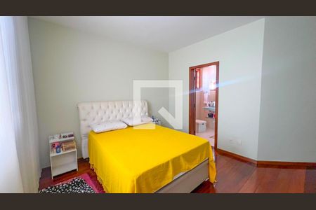Casa à venda com 317m², 4 quartos e 4 vagas Casa à venda com 317m², 4 quartos e 4 vagasQuarto 4