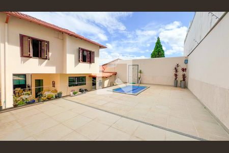 Casa à venda com 317m², 4 quartos e 4 vagas Casa à venda com 317m², 4 quartos e 4 vagasÁrea comum