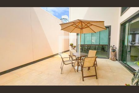 Casa à venda com 317m², 4 quartos e 4 vagas Casa à venda com 317m², 4 quartos e 4 vagasÁrea comum