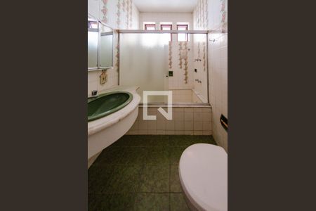 Casa para alugar com 374m², 4 quartos e 4 vagasBanheiro