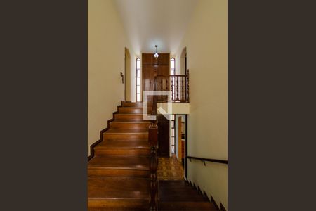 Casa para alugar com 374m², 4 quartos e 4 vagasEscada