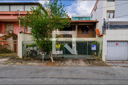 Casa para alugar com 374m², 4 quartos e 4 vagasFachada