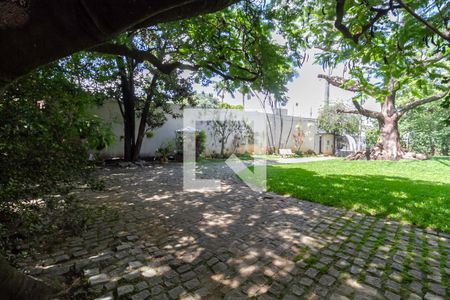 Casa à venda com 339m², 3 quartos e 8 vagas Casa à venda com 339m², 3 quartos e 8 vagasQuintal