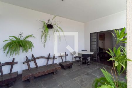 Casa à venda com 339m², 3 quartos e 8 vagas Casa à venda com 339m², 3 quartos e 8 vagasVaranda