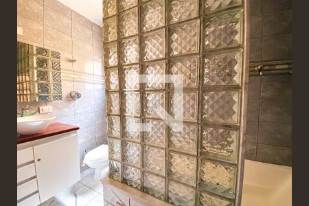 Casa de condomínio para alugar com 163m², 3 quartos e 2 vagasBanheiro do Quarto 2