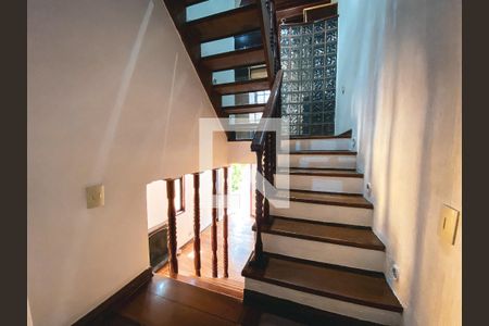 Casa de condomínio para alugar com 163m², 3 quartos e 2 vagasEscada