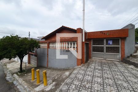 Casa à venda com 155m², 2 quartos e 4 vagas Casa à venda com 155m², 2 quartos e 4 vagasFachada
