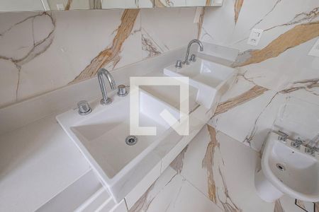 Apartamento à venda com 225m², 3 quartos e 4 vagas Apartamento à venda com 225m², 3 quartos e 4 vagasBanheiro da Suíte