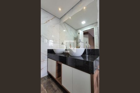 Casa à venda com 240m², 3 quartos e 3 vagasBanheiro da suíte