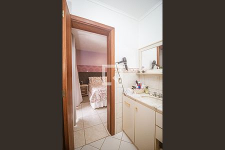 Banheiro da Suíte de casa à venda com 3 quartos, 55m² em Espírito Santo, Porto Alegre