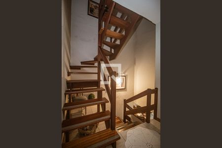 Casa à venda com 55m², 3 quartos e 1 vaga Casa à venda com 55m², 3 quartos e 1 vagaEscada